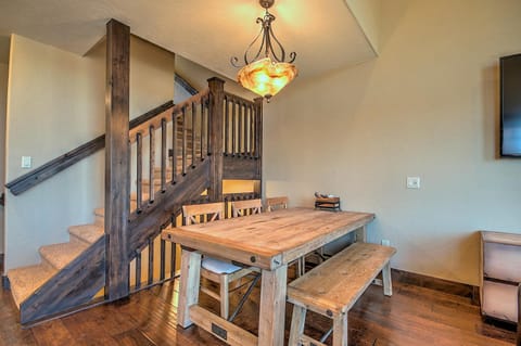 5-Star Finishings Townhome, Minutes from World Class Ski Resorts, Hot Tub home Casa in Wildernest