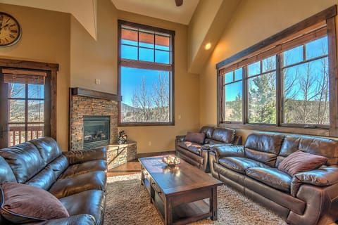 5-Star Finishings Townhome, Minutes from World Class Ski Resorts, Hot Tub home Haus in Wildernest
