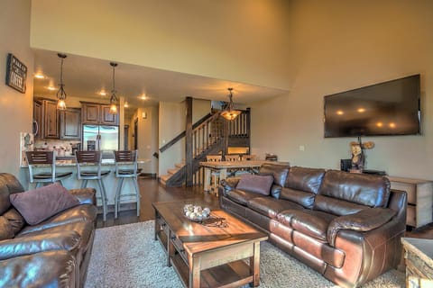 5-Star Finishings Townhome, Minutes from World Class Ski Resorts, Hot Tub home Maison in Wildernest