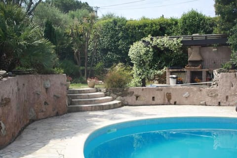 villa d'exception avec piscine , au bord de la mer Chalet in Hyères