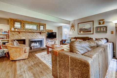 Kick back in our mountain getaway! Nearby outdoor activities and more! condo Condo in Keystone