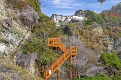 OCEAN FRONT Beach HOUSE! Private Stairs to SAND! Casa in Laguna Beach