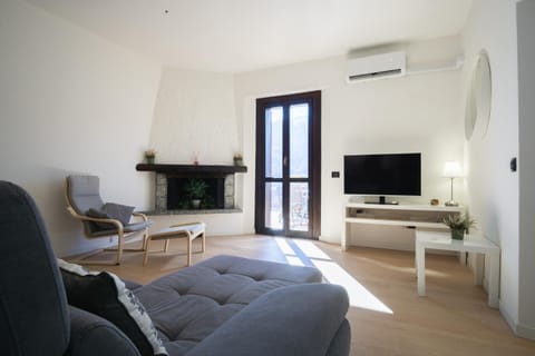 TV and multimedia, Living room, Seating area, Evening entertainment, air conditioner