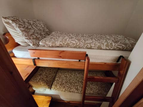 Bedroom, bunk bed