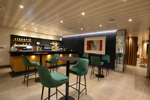 Lounge or bar, Lounge or bar