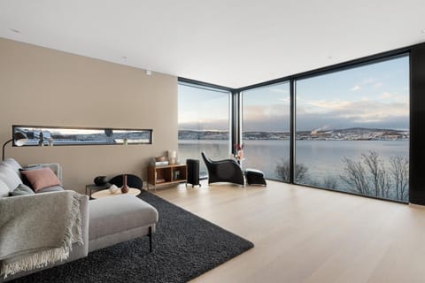 Oceanfront penthouse duplex wamazing view! Condo in Tromso