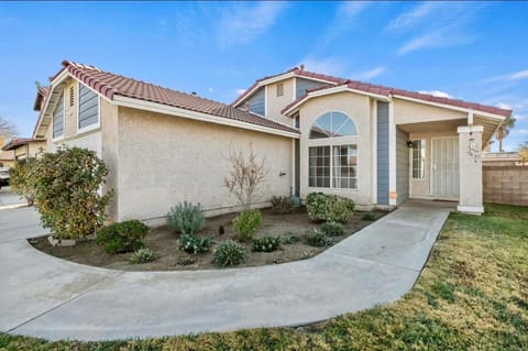 Spacious 3B 2BA Home with High Ceilings and Large Patio Maison in Lancaster