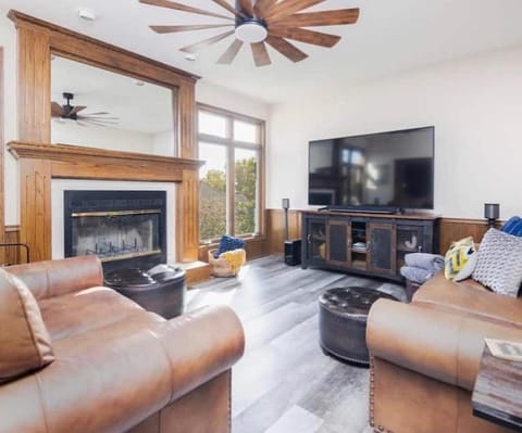 Cozy Home Away, 5 BR, 5BA with Hot Tub & Game Room Chalet in Clive
