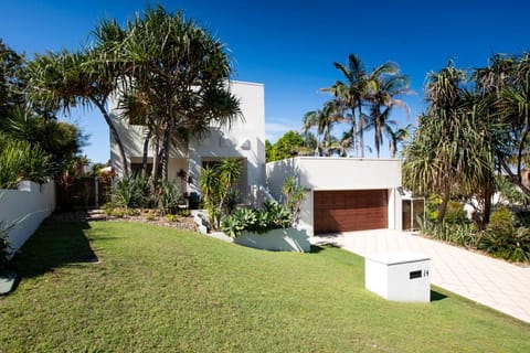 ULTIMATE NOOSA Six Bedroom Luxury with WATERSLIDE! House in Sunrise Beach