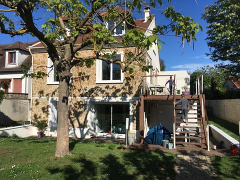 Studio au calme dans jardin à 30min de Paris avec NOUVELLE LITERIE Apartment in Chatou