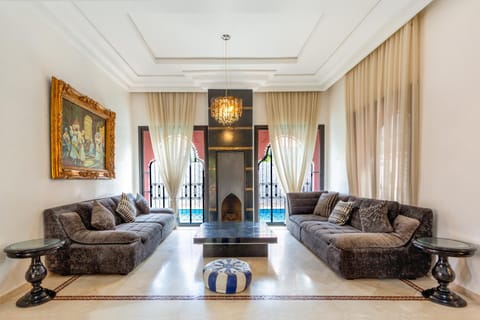 Magnifique villa de 320 m2 avec 2 piscines Chalet in Marrakesh