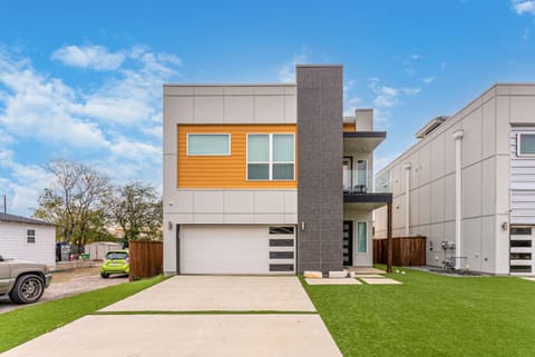 Luxury Home With Rooftop Views Villa in Dallas