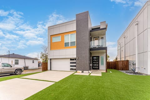 Luxury Home With Rooftop Views Villa in Dallas