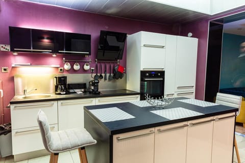 Coffee/tea facilities, Kitchen or kitchenette, Dining area, dishwasher, minibar, pet friendly, stove, toaster