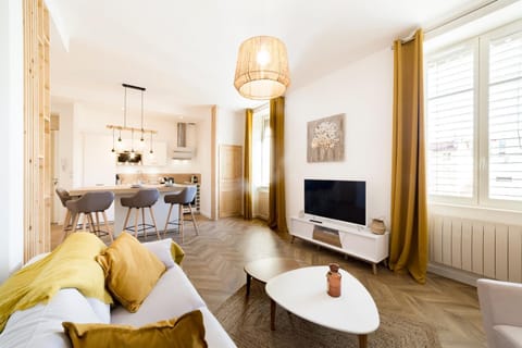 Communal lounge/ TV room, TV and multimedia, Living room, Seating area, Dining area