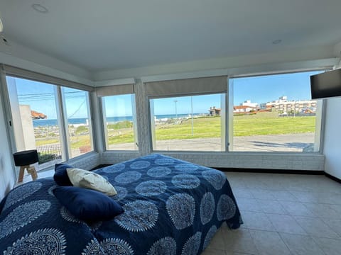 Bed, Natural landscape, TV and multimedia, View (from property/room), Photo of the whole room, Bedroom, Sea view, Sunrise, Sunset