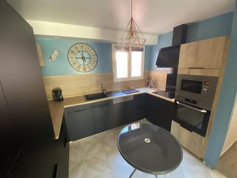 Kitchen or kitchenette, minibar, pet friendly, stove