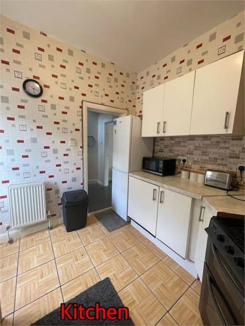 Cheerful 2 bedroom mid terrace house in BD2 House in Bradford