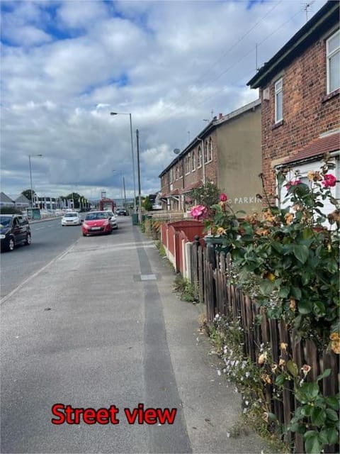 Cheerful 2 bedroom mid terrace house in BD2 House in Bradford