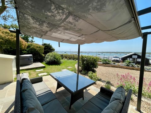 Cosy Coastal 2-Bedroom Cottage with Hot Tub and Log Burner Haus in Mersea Island