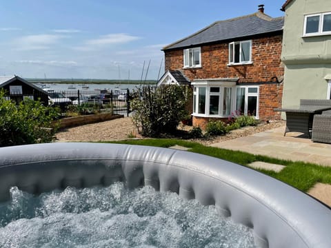 Cosy Coastal 2-Bedroom Cottage with Hot Tub and Log Burner Maison in Mersea Island