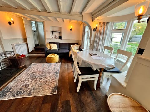 Cosy Coastal 2-Bedroom Cottage with Hot Tub and Log Burner Casa in Mersea Island