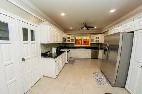 Kitchen or kitchenette, minibar, pet friendly, stove