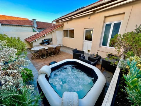 Patio, Hot Tub, Garden view