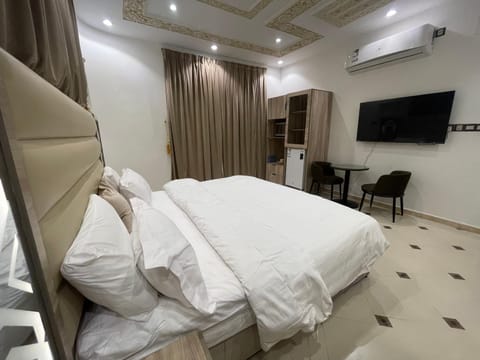 Bed, TV and multimedia, Photo of the whole room, Seating area, Bedroom, air conditioner