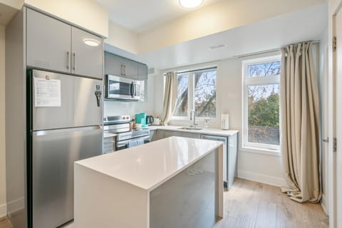 Kitchen or kitchenette, Dining area, dishwasher, minibar, pet friendly, stove