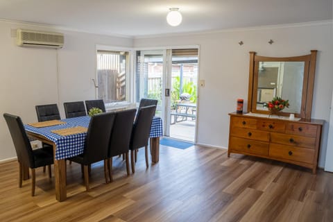 Cosy 4 Bedroom Holiday Home - Melbourne Airport House in Greenvale