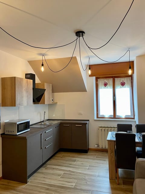 Kitchen or kitchenette, Dining area, minibar, stove