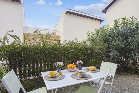 Spring, Day, Garden, Balcony/Terrace, Dining area