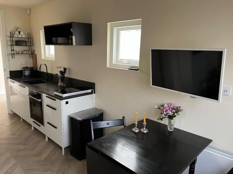 Renovated & private Tinyhouse Den Haag short stay appartment Condominio in Wassenaar