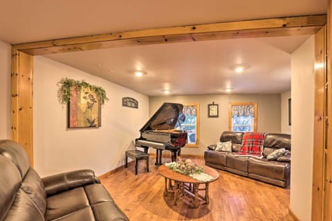 Pet-Friendly Seneca Lake Home with Private Deck Haus in Seneca Lake
