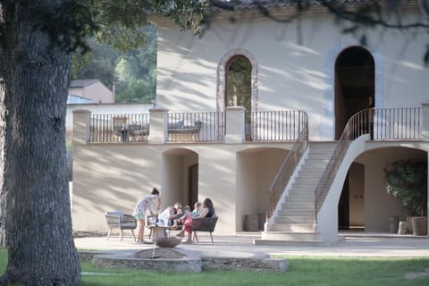 Patio, Day, People, Seating area, Guests, group of guests