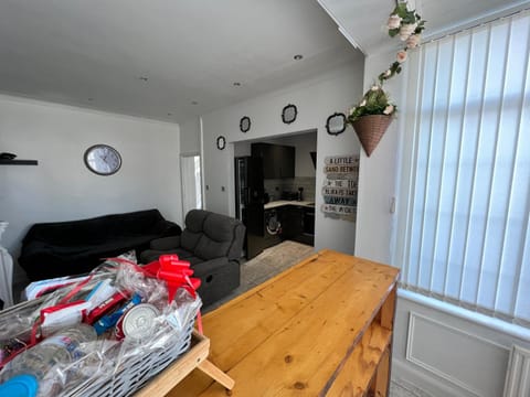 Cosy Family Get-Away 4 Bedrooms 7 Beds 2 Bathrooms House in Blackpool