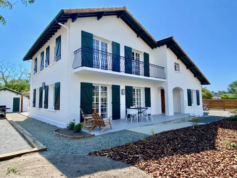 Villa familiale proche des plages avec piscine chauffée House in Mimizan