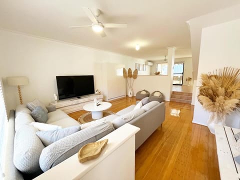 The Scarborough Beach House - Walk to the beach! Apartment in Perth