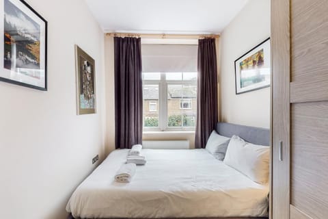 Charming 1 bedroom flat with parking in Brentford Apartment in Brentford
