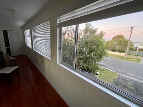 Cozy 3br house 100m to the lake House in Berkeley Vale