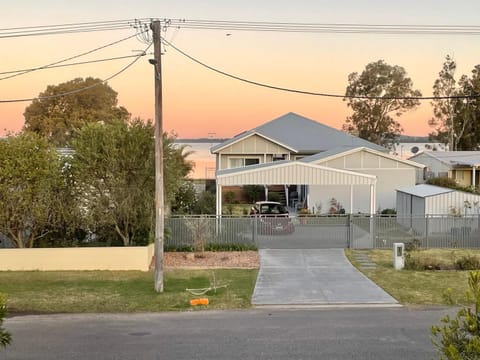 Cozy 3br house 100m to the lake Maison in Berkeley Vale