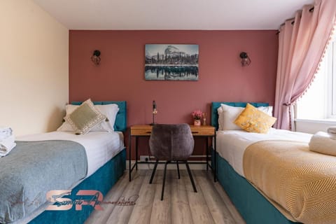 Rush House by SR Short Lets & Serviced Accommodation Heathrow Windsor - Perfect for Monthly Stay Relocation & Business Contractors Big Groups Maison in Southall