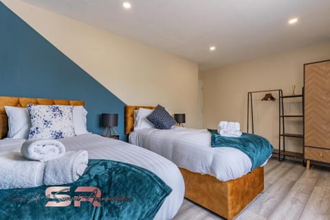 Rush House by SR Short Lets & Serviced Accommodation Heathrow Windsor - Perfect for Monthly Stay Relocation & Business Contractors Big Groups Haus in Southall