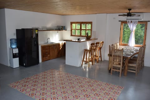 Kitchen or kitchenette, Dining area, minibar, pet friendly