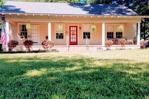 Historic 2-Bedroom Cloverdale Cottage Casa in Montgomery