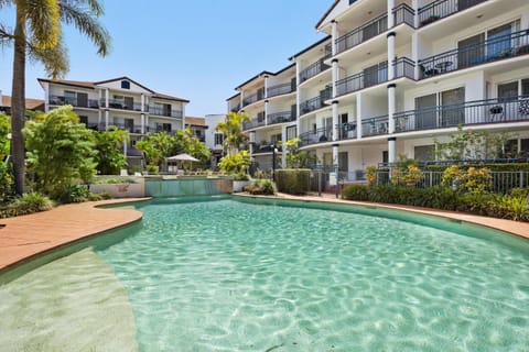 Coastal 1-Bed Apartment with Pool & Tennis Court Condo in Main Beach