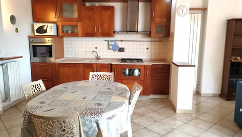 Kitchen or kitchenette, Dining area, dishwasher, microwave, oven