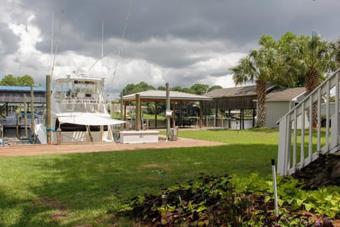 Private Waterfront Home and Venue w/ Private Docks, Boat Rental, and Charter service Casa in Orange Beach