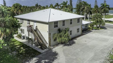 2 Bedroom-1.5 Bath Apartment Steps away from Beach & Inlet d Apartment in Fort Pierce